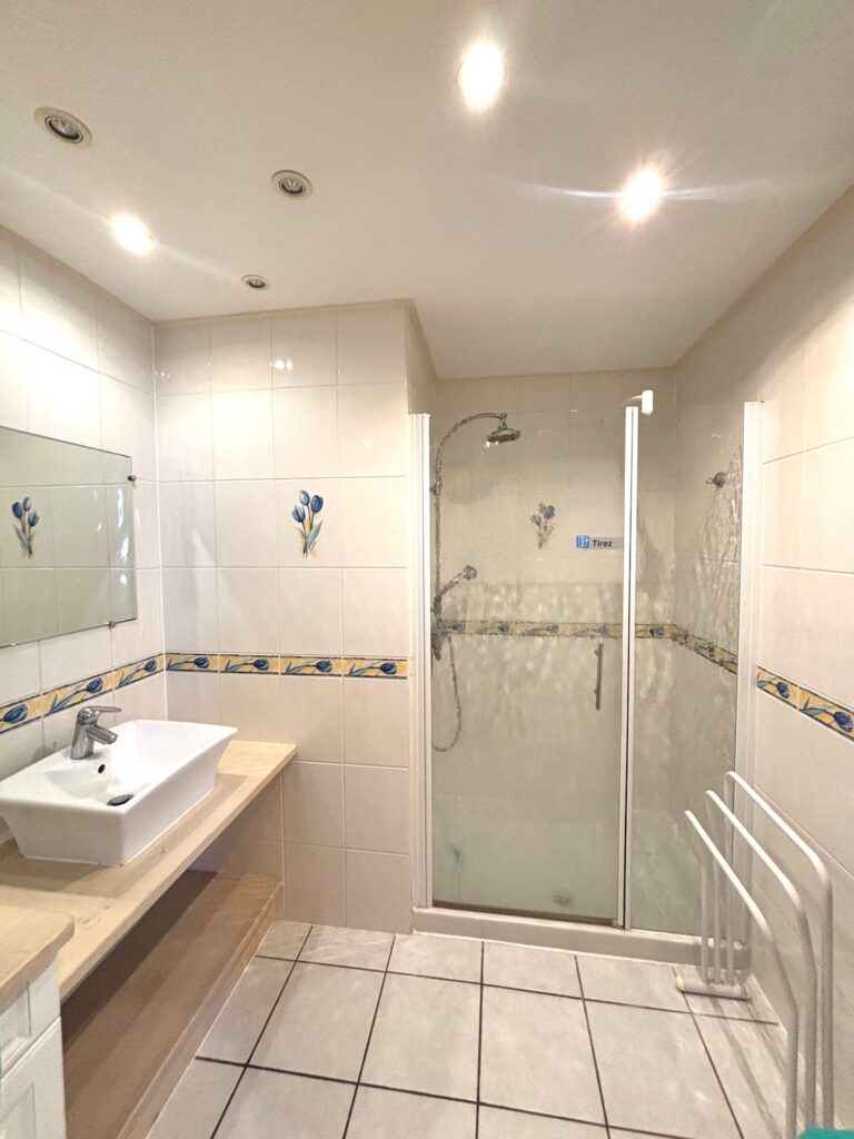 Domaine de la Françoise à Dieulefit — Salle de bains entière 8