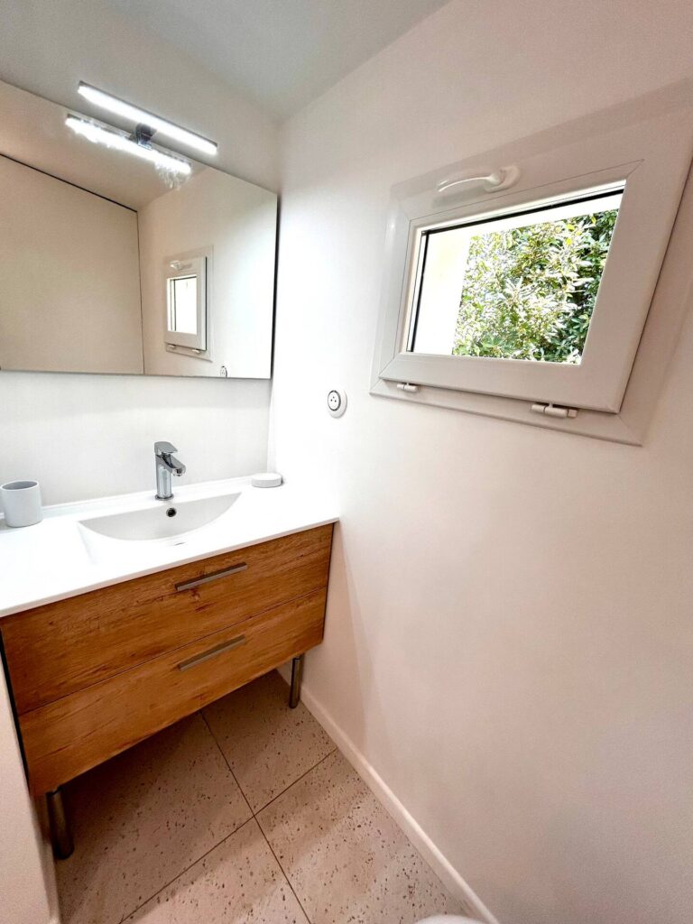 Le Chèvrefeuille à Ruoms — Salle de bain
