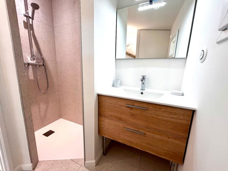 Le Chèvrefeuille à Ruoms — Salle de bain