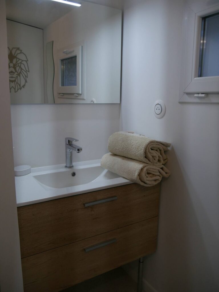 Le Chèvrefeuille à Ruoms — Salle de bain