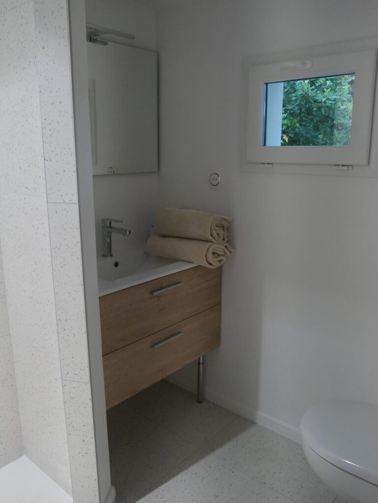 Le Chèvrefeuille à Ruoms — Salle de bain