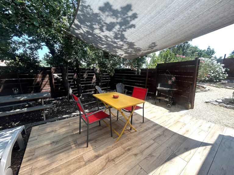 Le Chèvrefeuille à Ruoms — Terrasse
