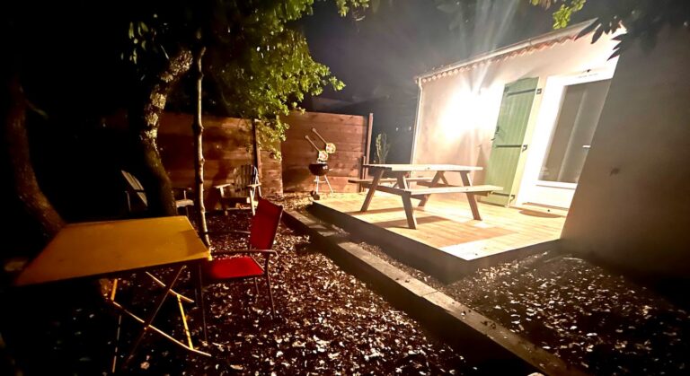 Le Chèvrefeuille à Ruoms — Terrasse