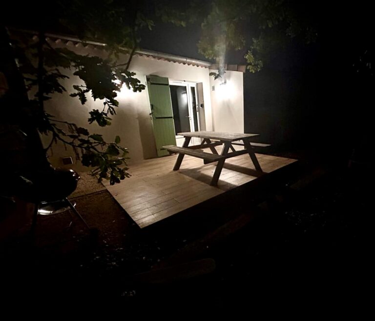 Le Chèvrefeuille à Ruoms — Terrasse