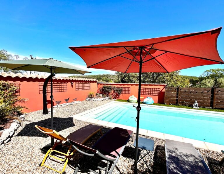 Le Chèvrefeuille à Ruoms — Piscine