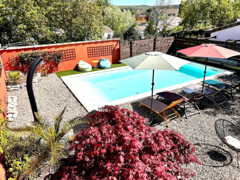 Le Chèvrefeuille à Ruoms — Piscine