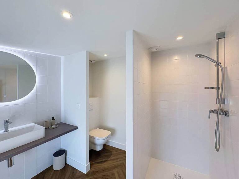 Maison 65 à Pierrelatte — Salle de bains entière 8