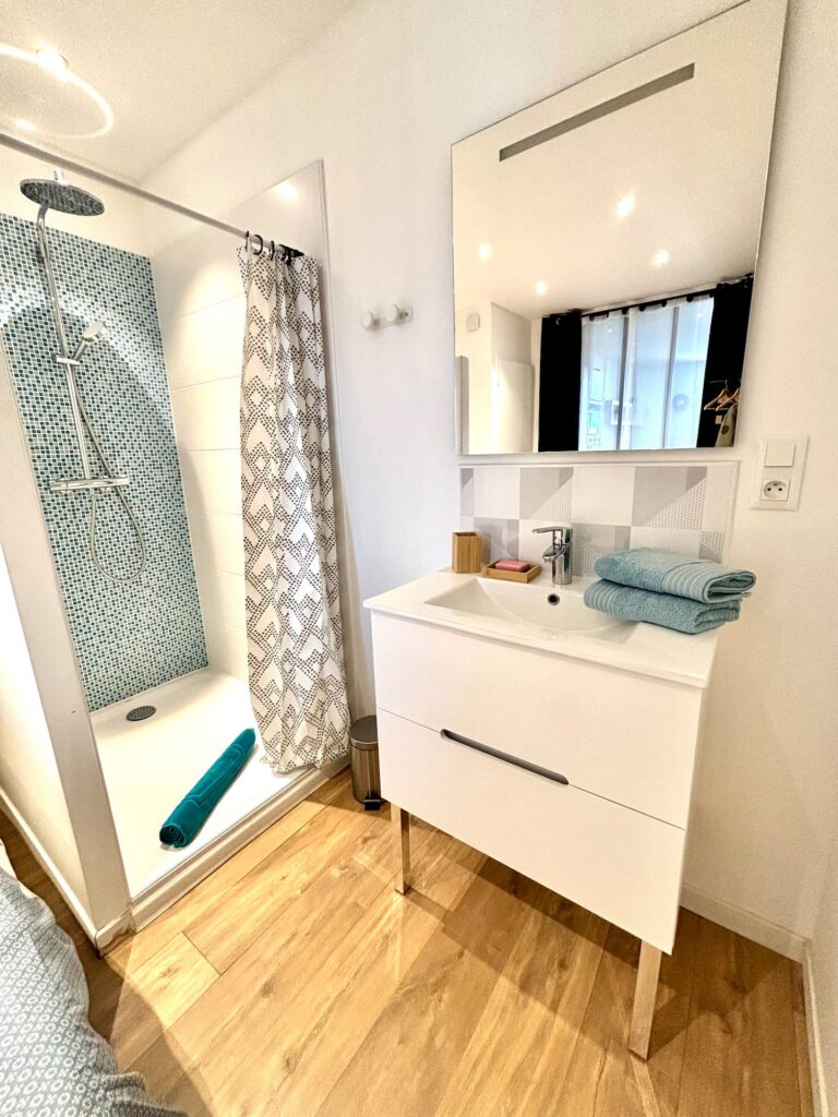 Le Mas Sainte Hélène à Vinezac — Salles de bain