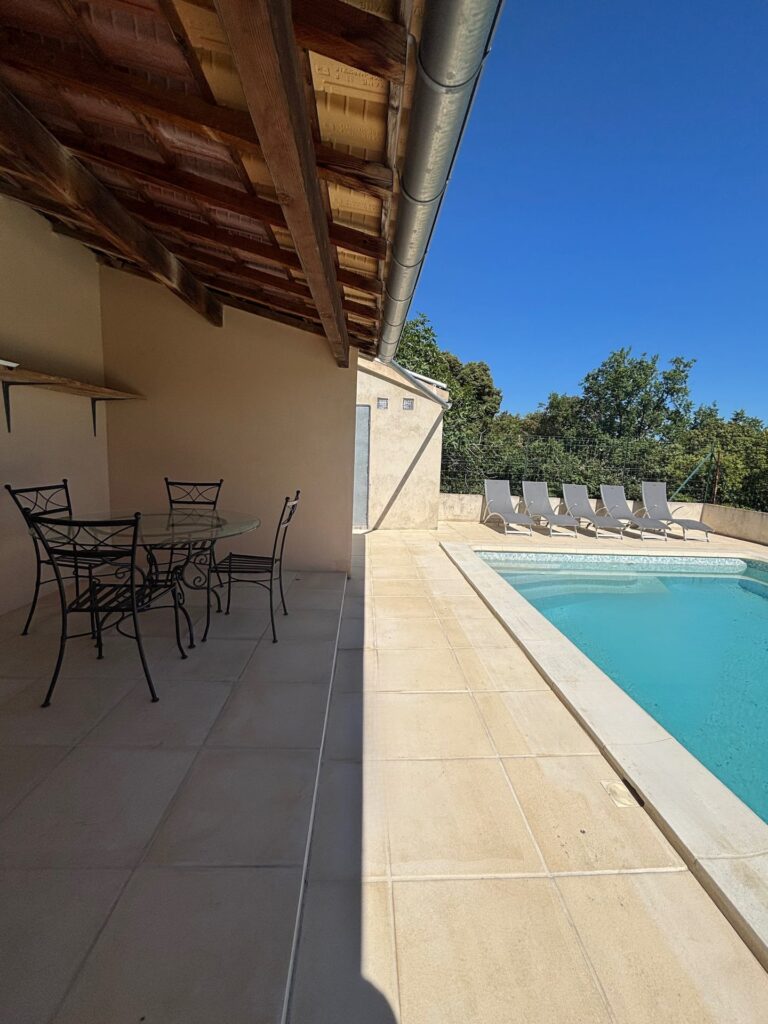 La Villa Crusoé à Viviers — Extérieurs