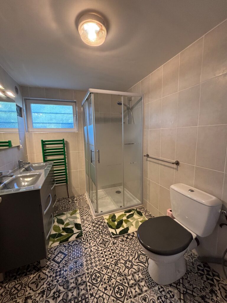 La Villa Crusoé à Viviers — Salles de bain