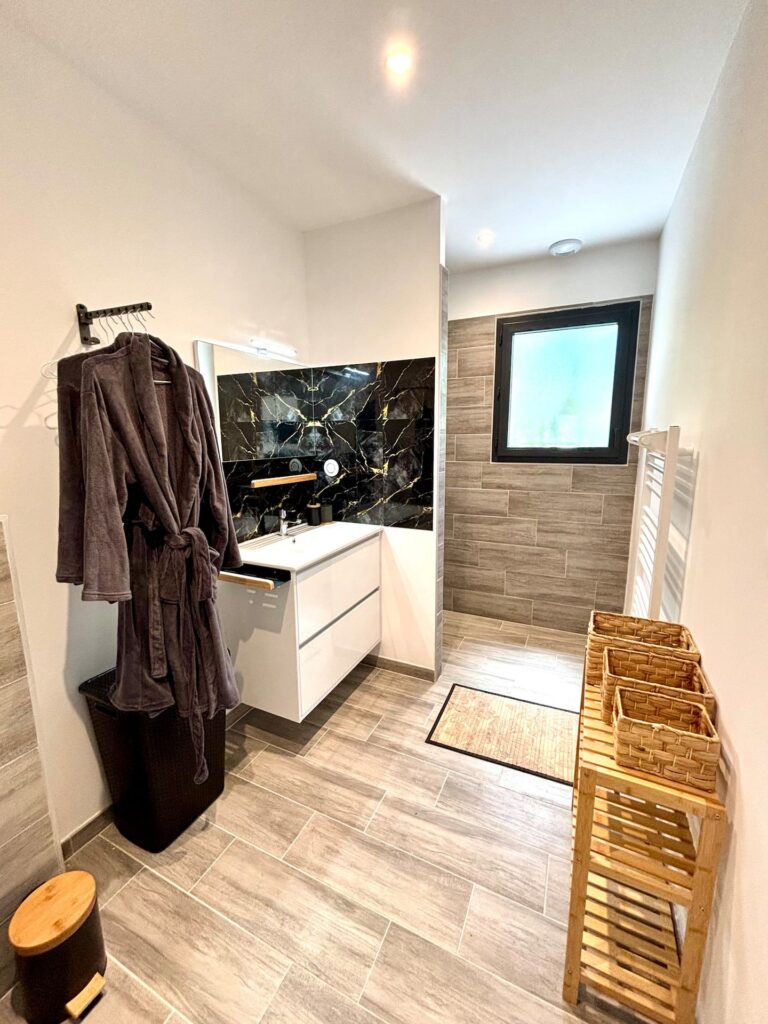 La Vill’ona à Grospierres — Salle de bains entière 1