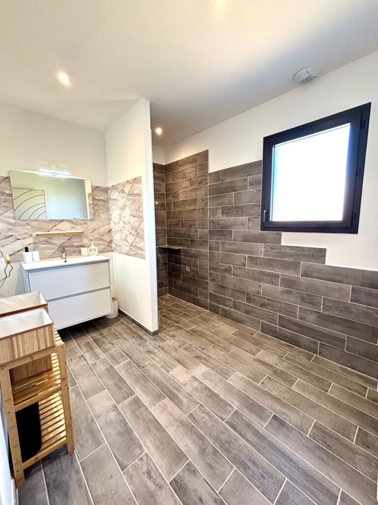 La Vill’ona à Grospierres — Salle de bains entière 2