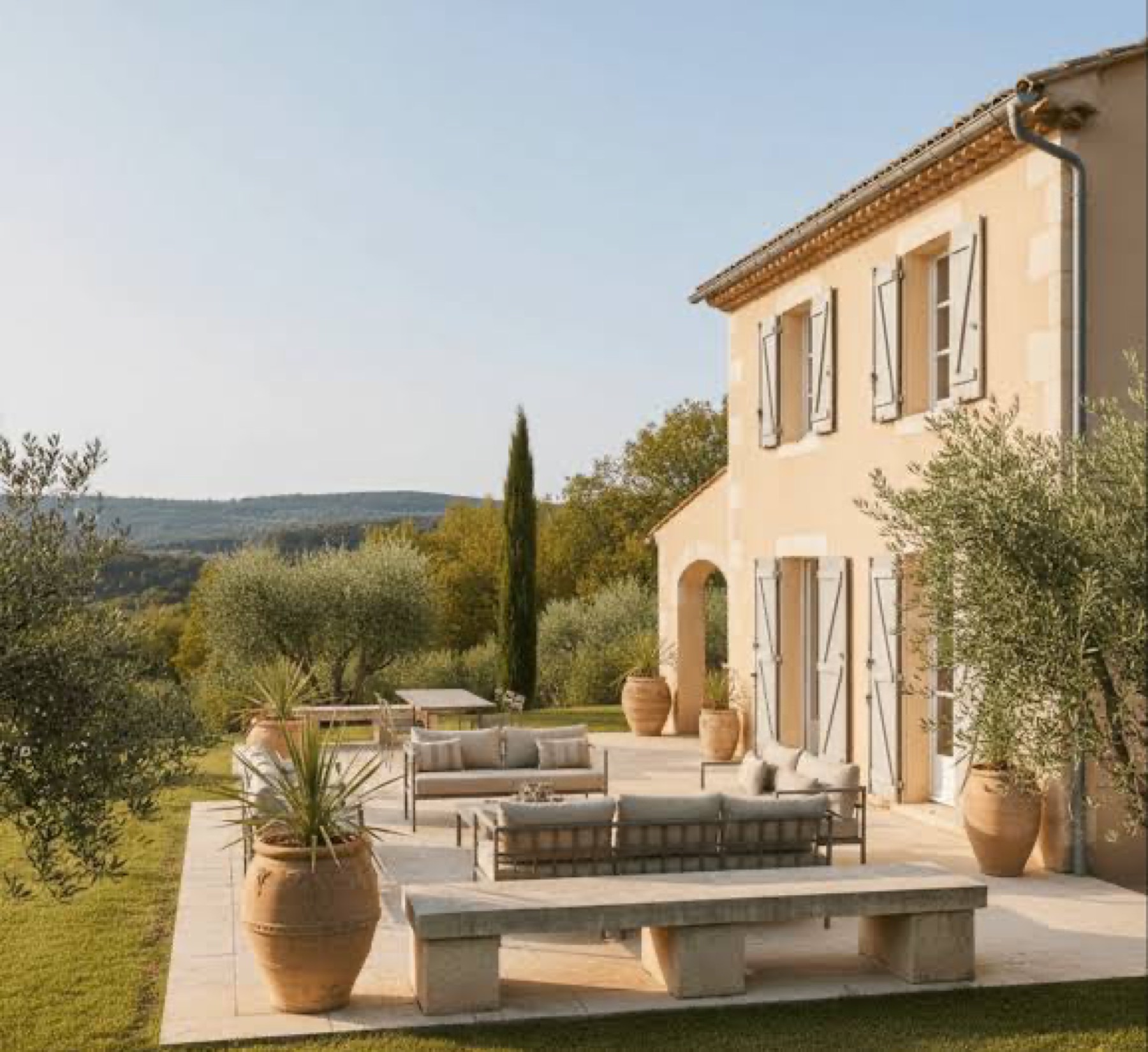 Bastide provençale avec terrasse et vue sur les collines