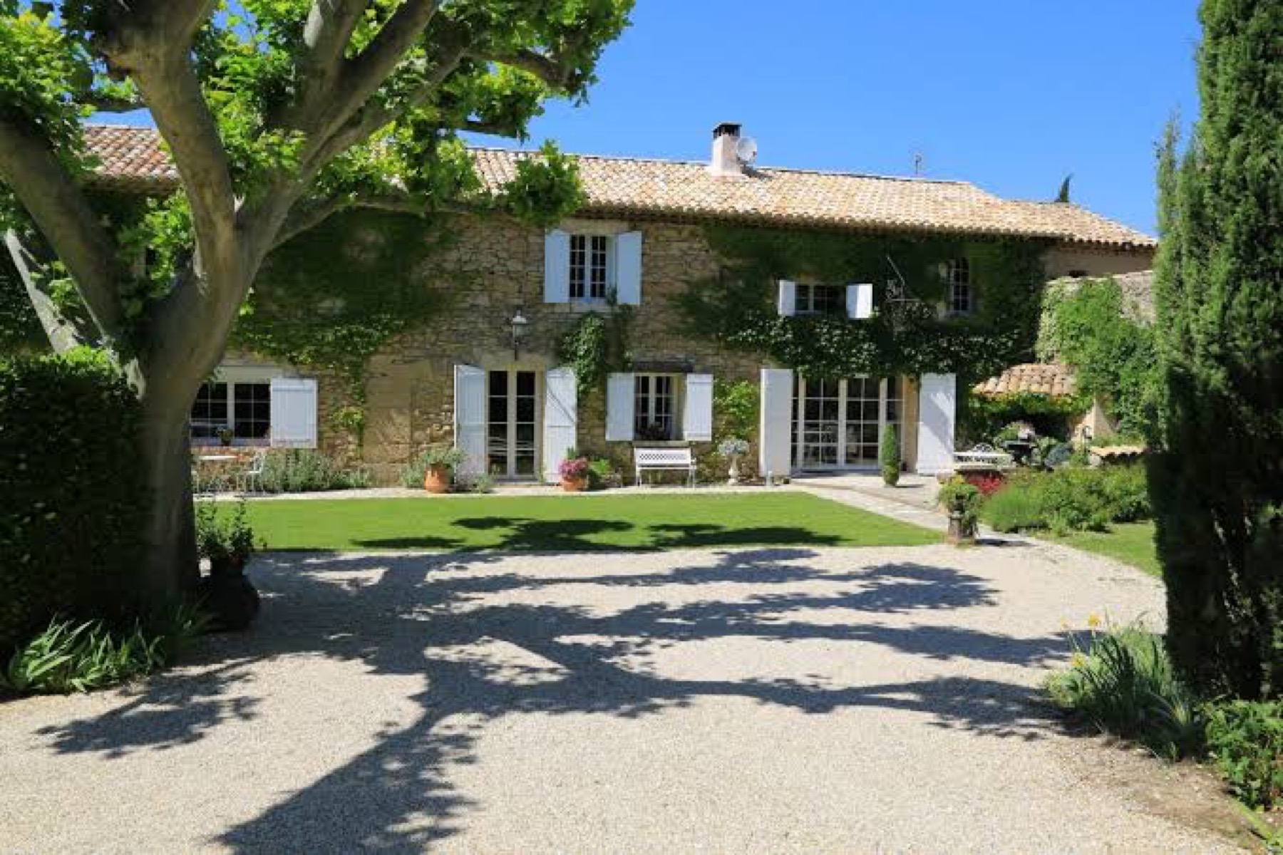 Mas en pierre provençal valorisé par le home staging